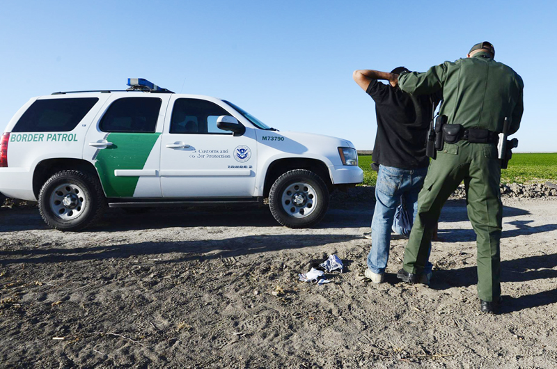 Alguaciles de Arizona se unen para enfrentar crisis migratoria en la frontera con México