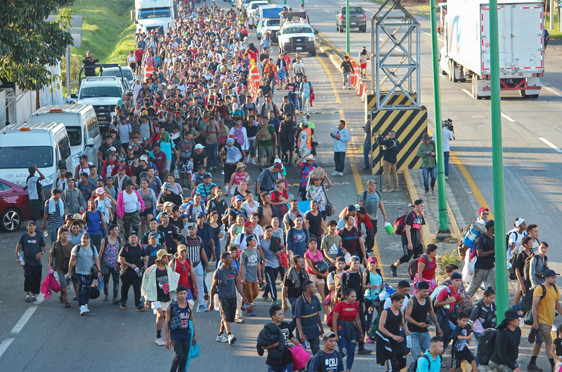 Más migrantes se unen a la caravana rumbo a EEUU que avanza desde la frontera sur de México