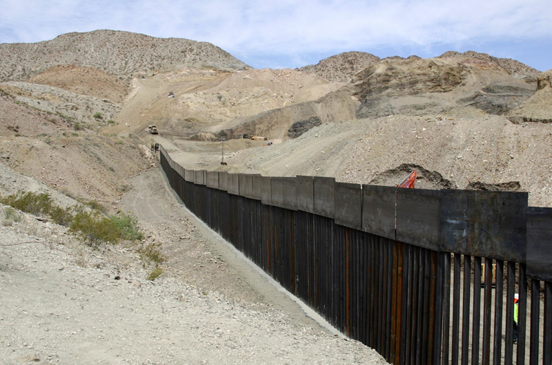 Muere inmigrante al caer desde un muro al intentar ingresar a EEUU