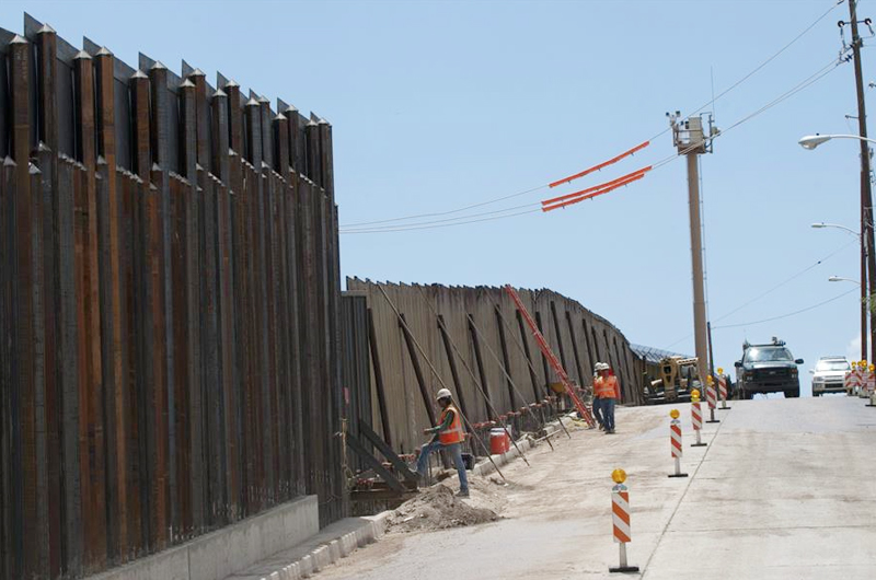 Arizona demanda al  Gobierno por frenar la construcción del muro y cerrar el programa MPP