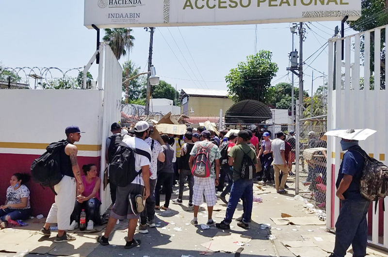 Agentes de la Guardia Nacional desalojan a migrantes que irrumpieron en puerto fronterizo