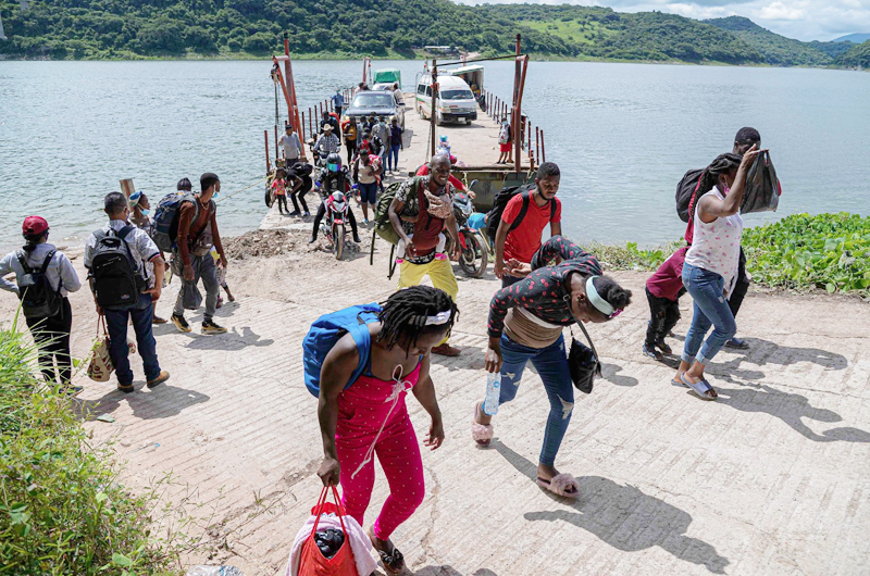Miles de migrantes haitianos huyen  del estado de Chiapas en peligrosas rutas