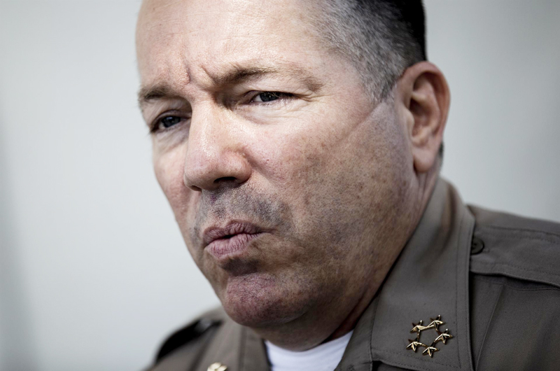Sheriff de Los Ángeles admite derrota en contienda electoral 