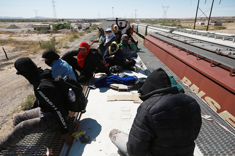 Miles de migrantes desafían los operativos en los trenes de México para llegar a EEUU