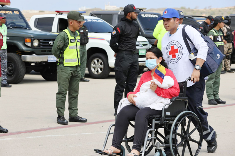 Aterrizó en Venezuela un avión con 242 migrantes deportados, entre ellos mujeres y niños