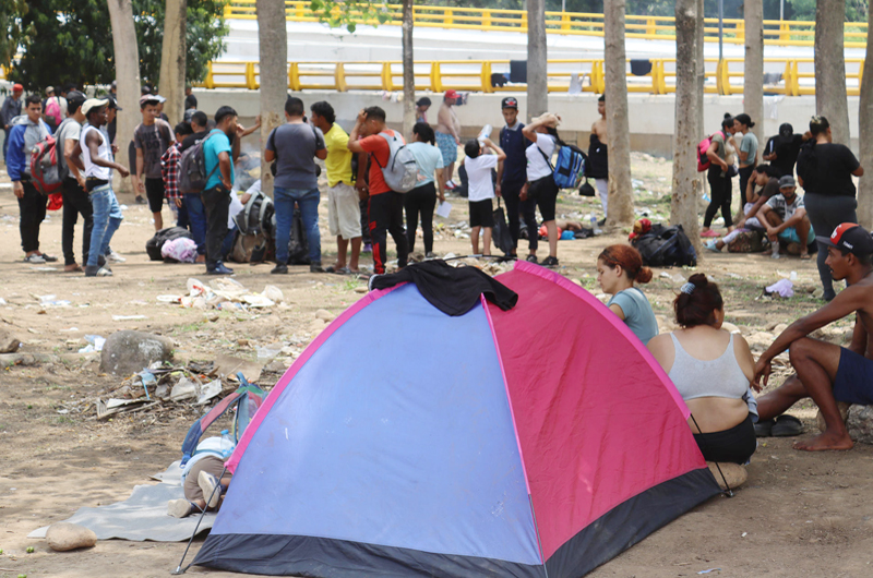 Migrantes instalan campamento temporal para entregarse a las autoridades en sur de México