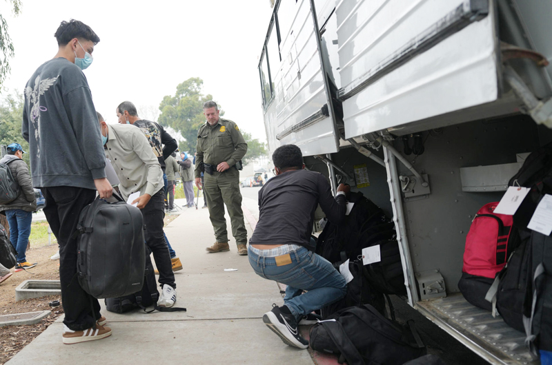 Denver compra edificio en área latina para albergar a más de un centenar de migrantes