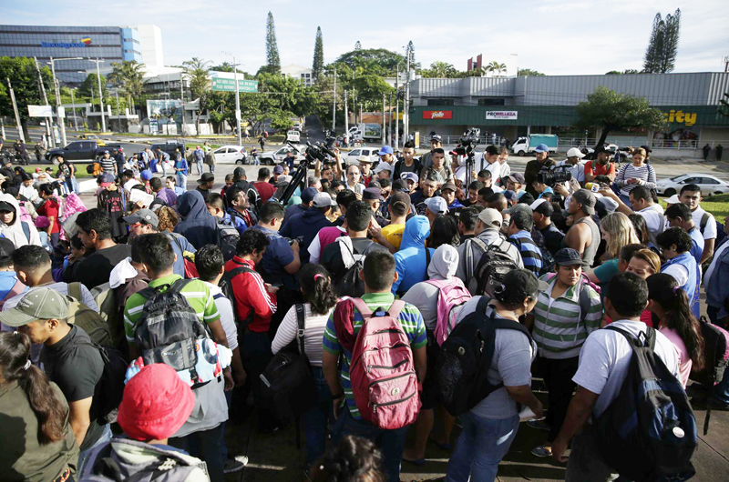 Más del 21% de los salvadoreños desearía migrar para mejorar la economía familiar