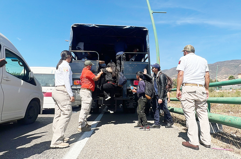 Agentes del INM hallan 139 migrantes en la caja de un tráiler en norte de México