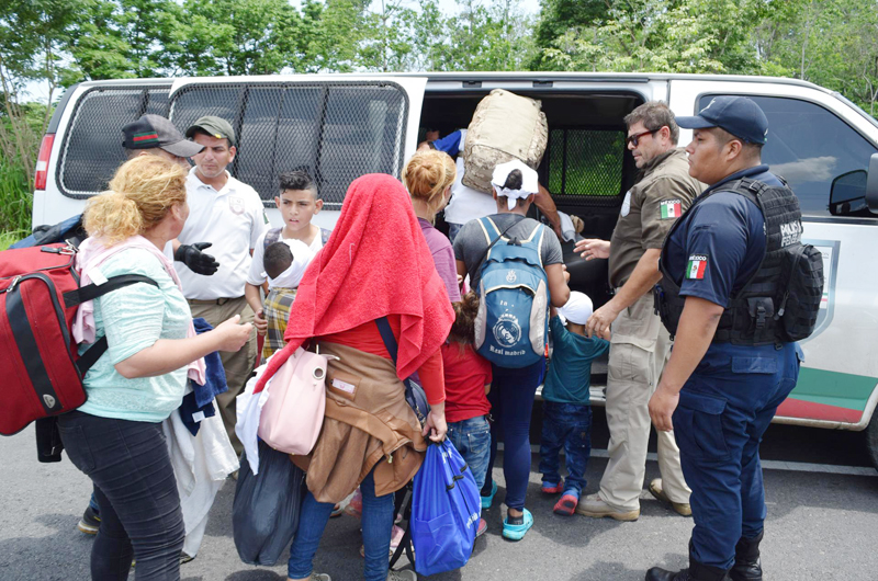 México intercepta a 130 migrantes de Guatemala que viajaban en un camión