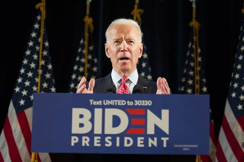Promete Biden trato digno en lista de promesas que buscan el voto latino