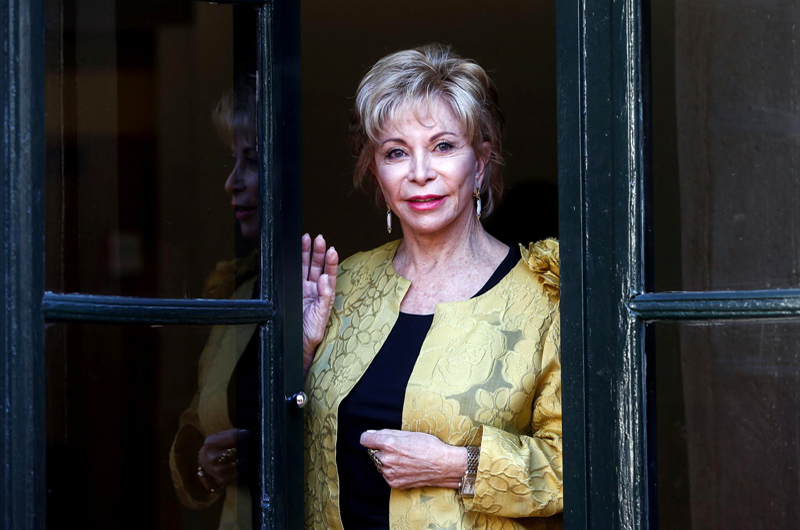 La escritora Isabel Allende califica de “vergonzosa” la censura de libros en Florida