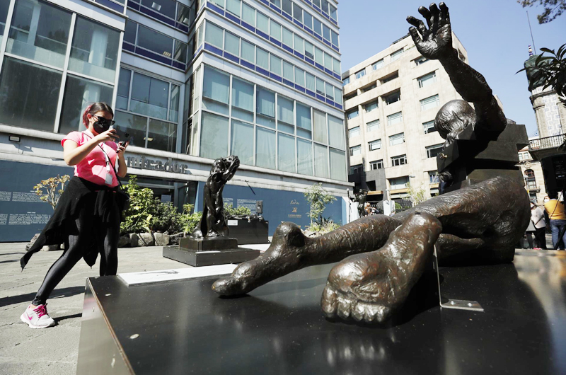 Salvador Dalí y Rodin salen del museo y conviven con el público mexicano
