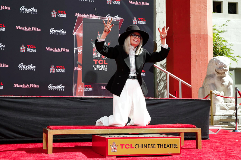 Diane Keaton inmortaliza sus huellas en el Teatro Chino de Hollywood
