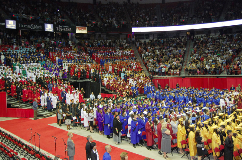 En el Thomas & Mack, justo reconocimiento a alrededor de mil 500 estudiantes hispanos