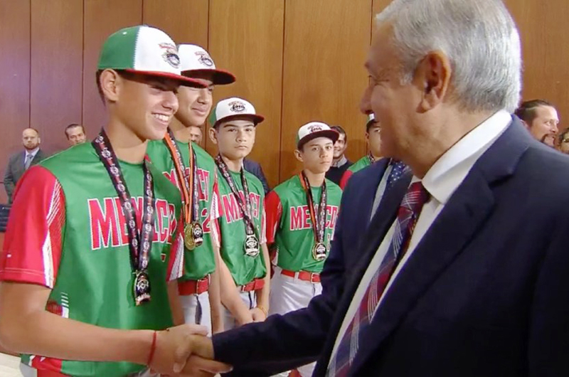 Recibió AMLO a niños beisbolistas campeones del mundo