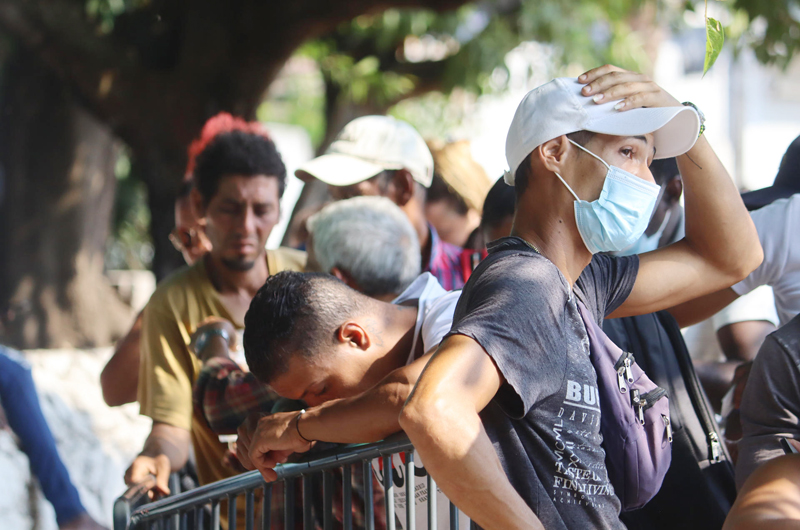 México otorgó 2 mil 320 tarjetas humanitarias a migrantes varados en la capital