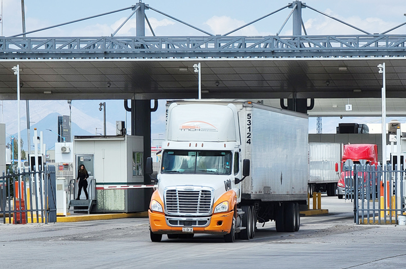 Celebran transportistas suspensión de revisiones exhaustivas en frontera México - Texas