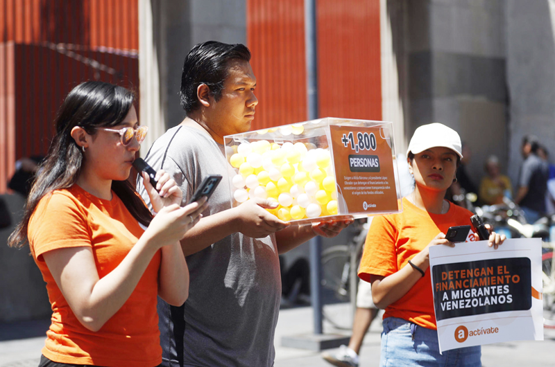 Colectivos mexicanos recaudan firmas para frenar apoyo a migrantes deportados