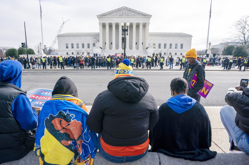 Alumnos ante la Suprema Corte de EEUU exigen el perdón de la deuda estudiantil
