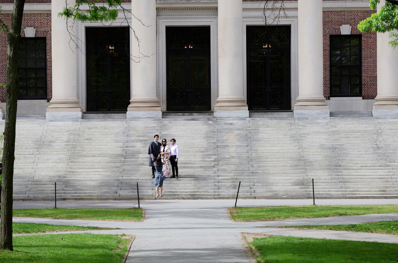 Alumnas demandan a la Universidad de Harvard por ignorar denuncias de abusos