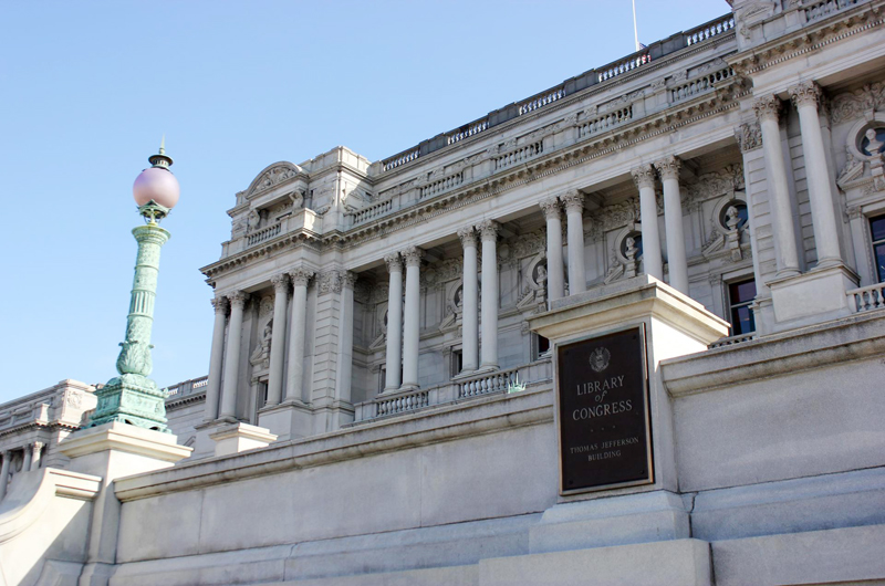 Los voluntarios entran en la Biblioteca del Congreso de EE.UU.