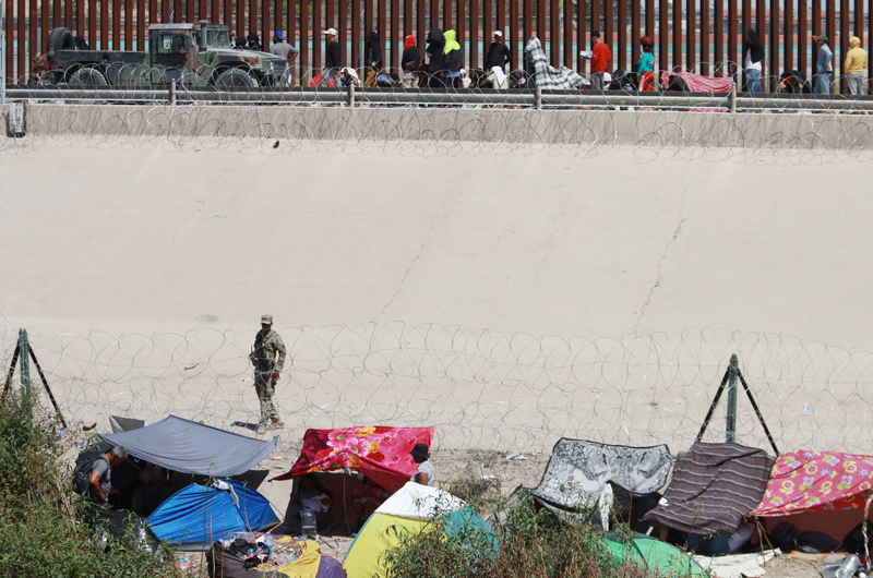 Migrantes usan las barricadas de frontera México-EE.UU. para instalar campamento