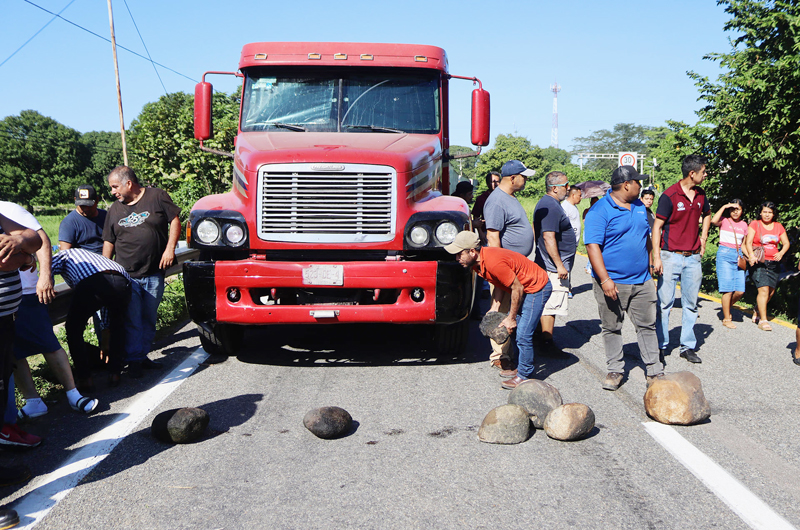 Tensión entre la caravana migrante y transportistas por bloqueos en el sur de México