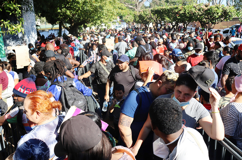 Migrantes desisten de caravanas y se entregan en la frontera sur de México