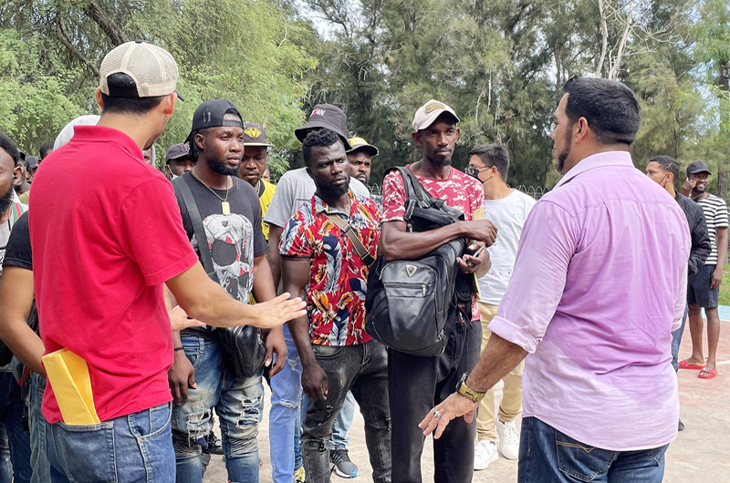Desalojan a centenares de migrantes haitianos  de campamento en frontera norte de México
