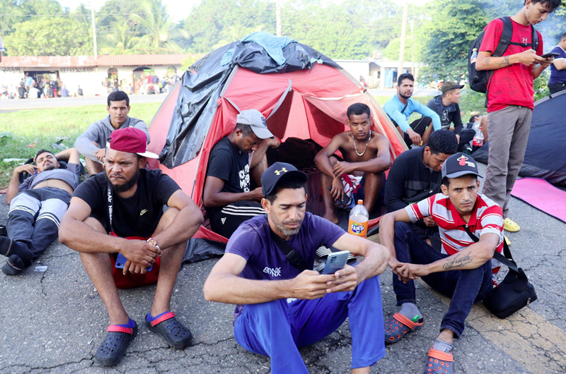 Caravana de 4 mil migrantes se instala fuera de aduana del sur de México