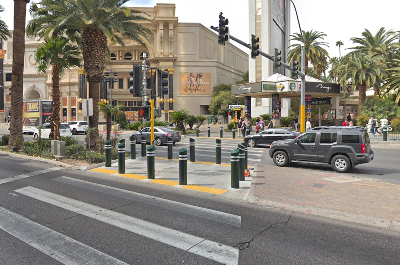 En el Strip, autobús atropella a dos peatones