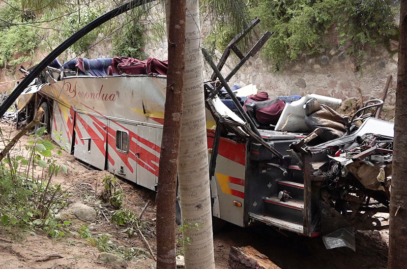 Aumenta a 29 la cifra de fallecidos por vuelco de autobús en estado mexicano de Oaxaca