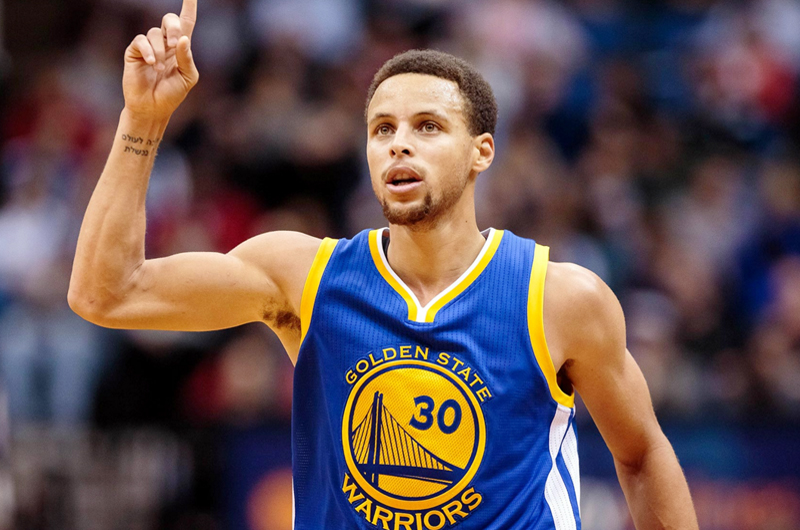 Stephen Curry brilla en triunfo de Warriors