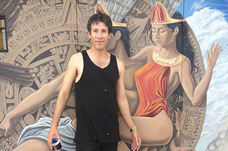 El espigado pintor Fernando Reyes va de la mano de los clásicos