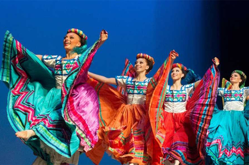 Ballet Folklórico de México deleita público en explanada de Bellas Artes
