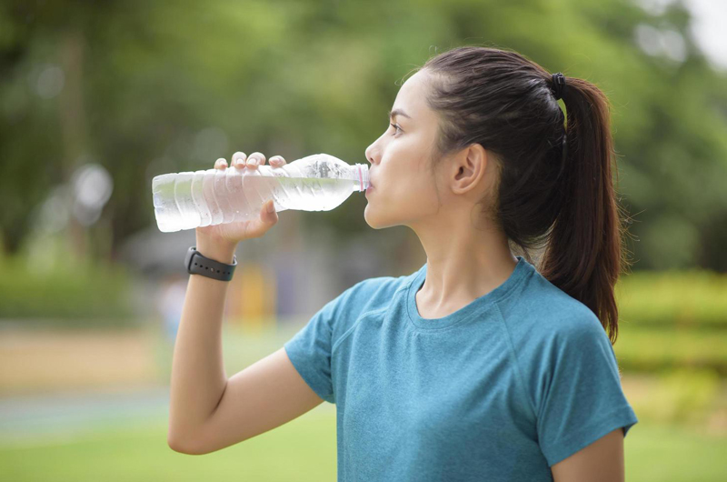 Ante las altas temperaturas recomiendan ingerir agua y electrolitos