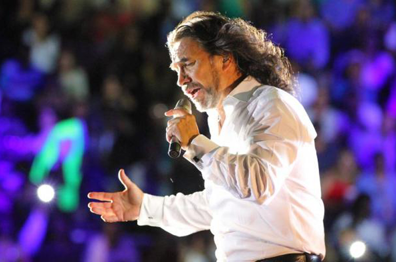 El Buki celebra 48 años de carrera en el Estadio Universitario de Monterrey