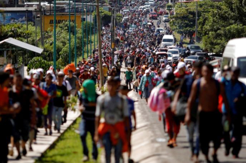 Migrantes centroamericanos salen de Tapachula