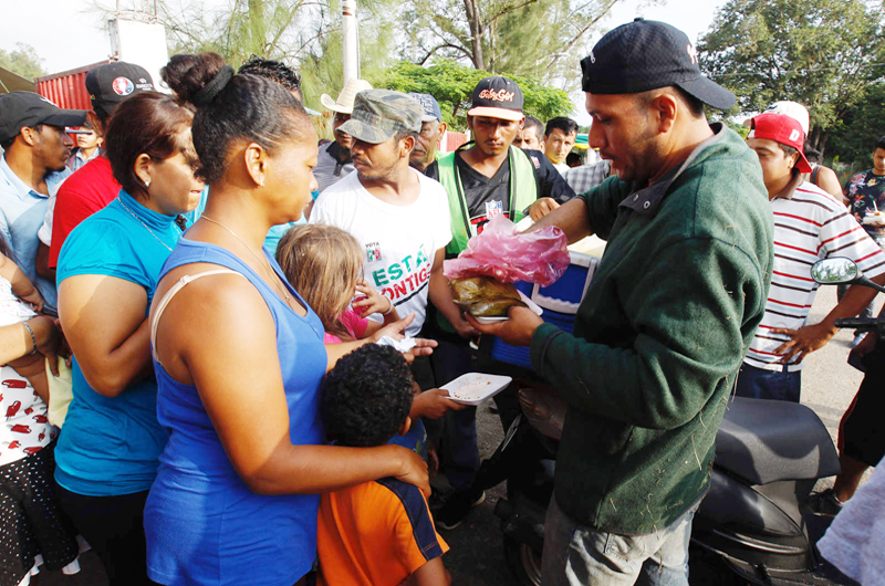 Proporcionan alimento y ropa invernal a caravana migrante en Coahuila