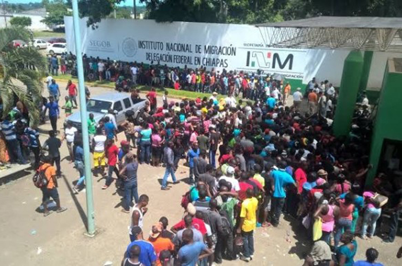Centroamericanos agreden verbalmente a personal de Migración en Chiapas