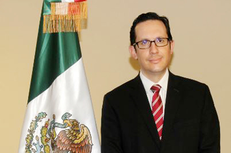 Congratulación del cónsul mexicano a la familia Escobedo