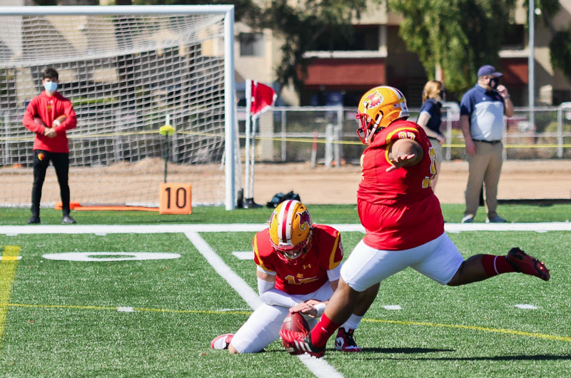 Con 130 kilos de optimismo, joven pateador latino pone la mira en la NFL