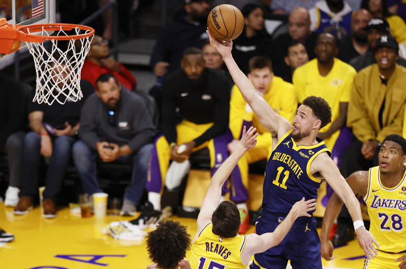 Los Warriors dejan a los Lakers contra las cuerdas con una avalancha de triples 