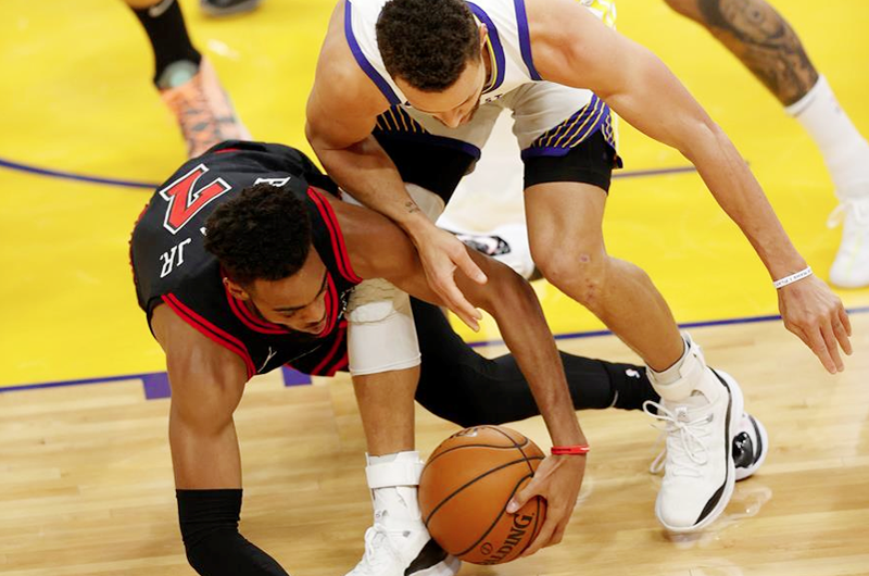 Curry vuelve en forma y los Warriors ganan con facilidad a los Bulls