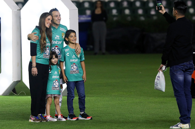 Andrés Guardado promete dar todo por el verde del León, en su presentación con el equipo 