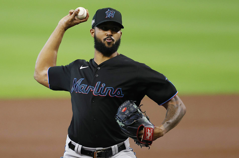 Los dominicanos Sandy Alcántara y José Ramírez marcan el ritmo latino en las Grandes Ligas