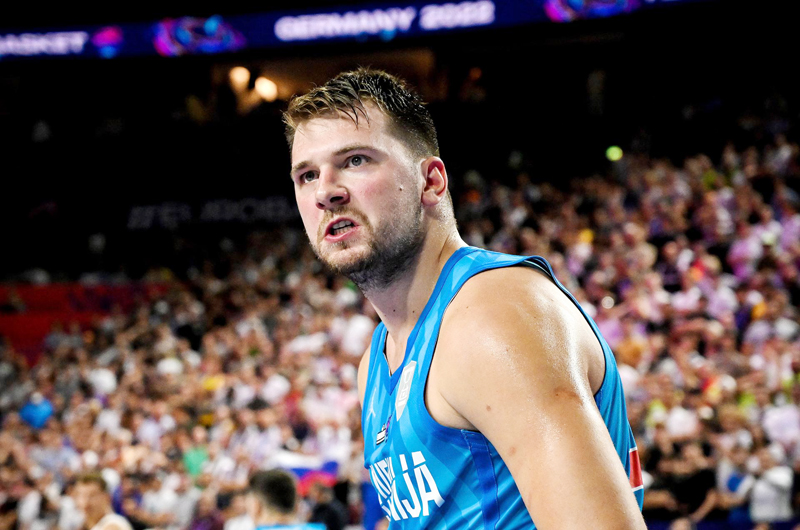 Doncic mete 41 puntos ante Curry e iguala un récord de Nowitzki 