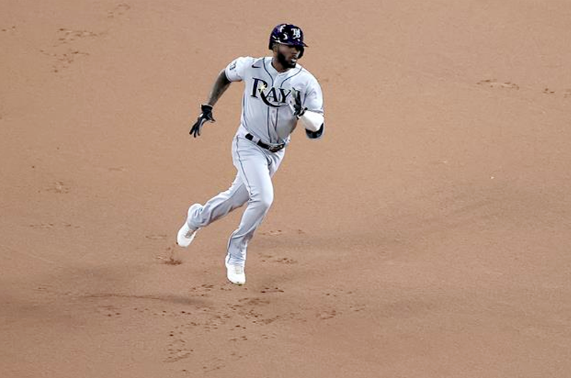 El cubano Randy Arozarena recibe el premio Babe Ruth de la postemporada