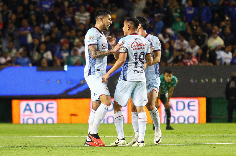 El líder Cruz Azul del argentino Anselmi enfrenta al campeón América del brasileño Jardine